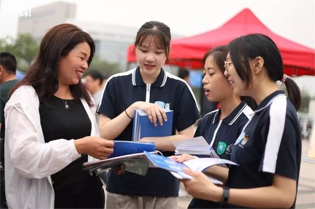 中職招生咨詢會(huì)現(xiàn)場(chǎng)火爆 升學(xué)就業(yè)雙軌并行，職業(yè)教育前景廣闊